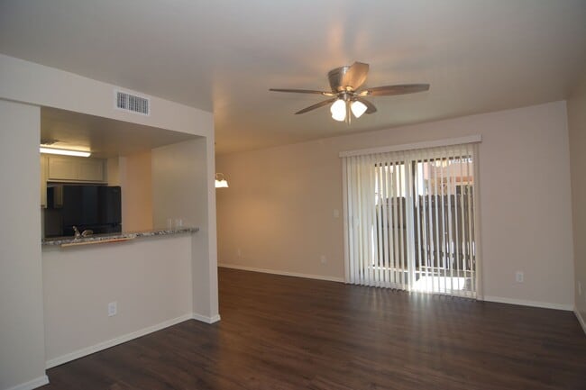 Building Photo - Remodeled 1 Bedroom 1 Bath Condo! Great Central Tucson Location!