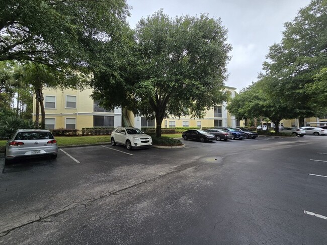 Building Photo - Great 2 Bed 1 Bath Ground floor condo in L...