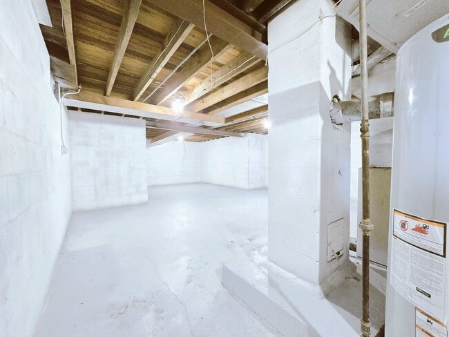 Building Photo - Charming 5-Bedroom House on the West Side ...