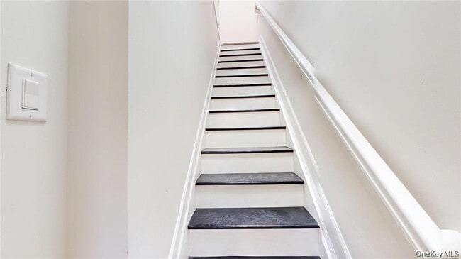 Building Photo - 549 Ashford St