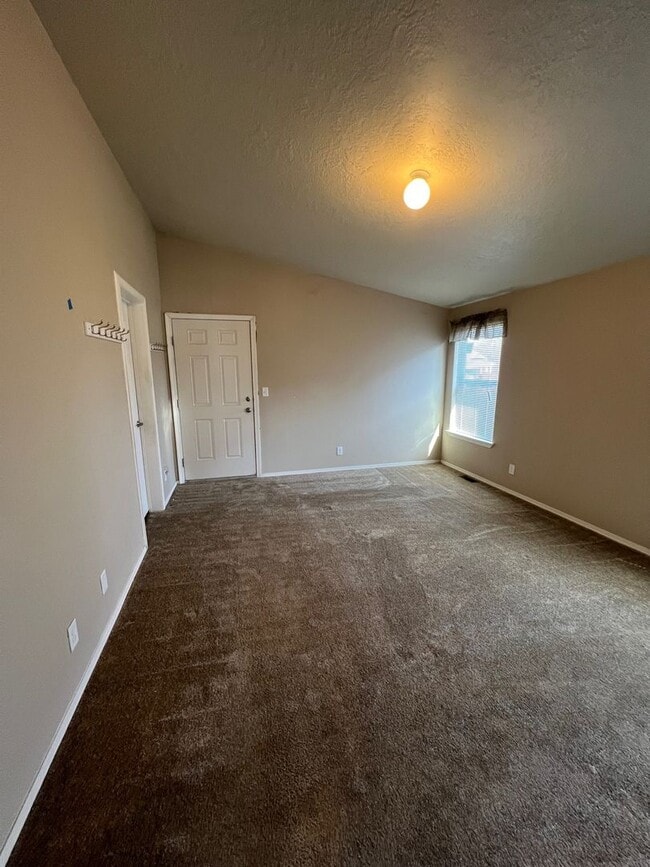 Building Photo - Beautiful Newer Home