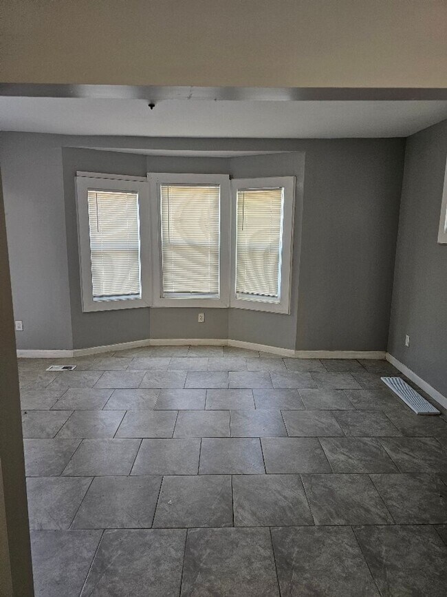 Building Photo - 5056 Bewick St