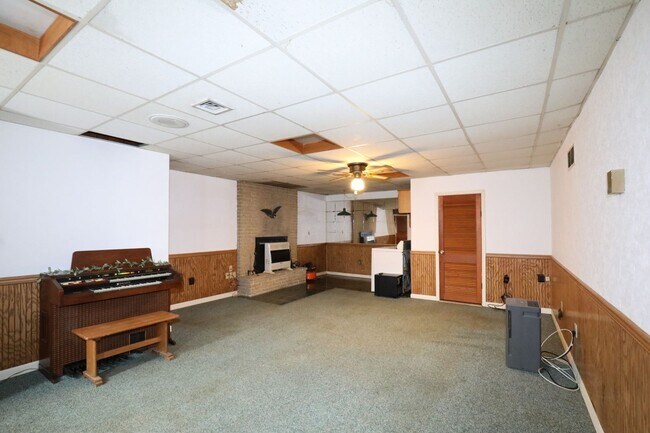 Building Photo - Charming 2-Bedroom Home with Spacious Yard & Sunroom – $1,600/Month