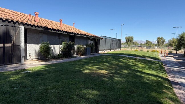 Building Photo - 2 BEDROOMS 1.5 BATHROOMS  TOWNHOUSE AVAILABLE FOR RENT !!!