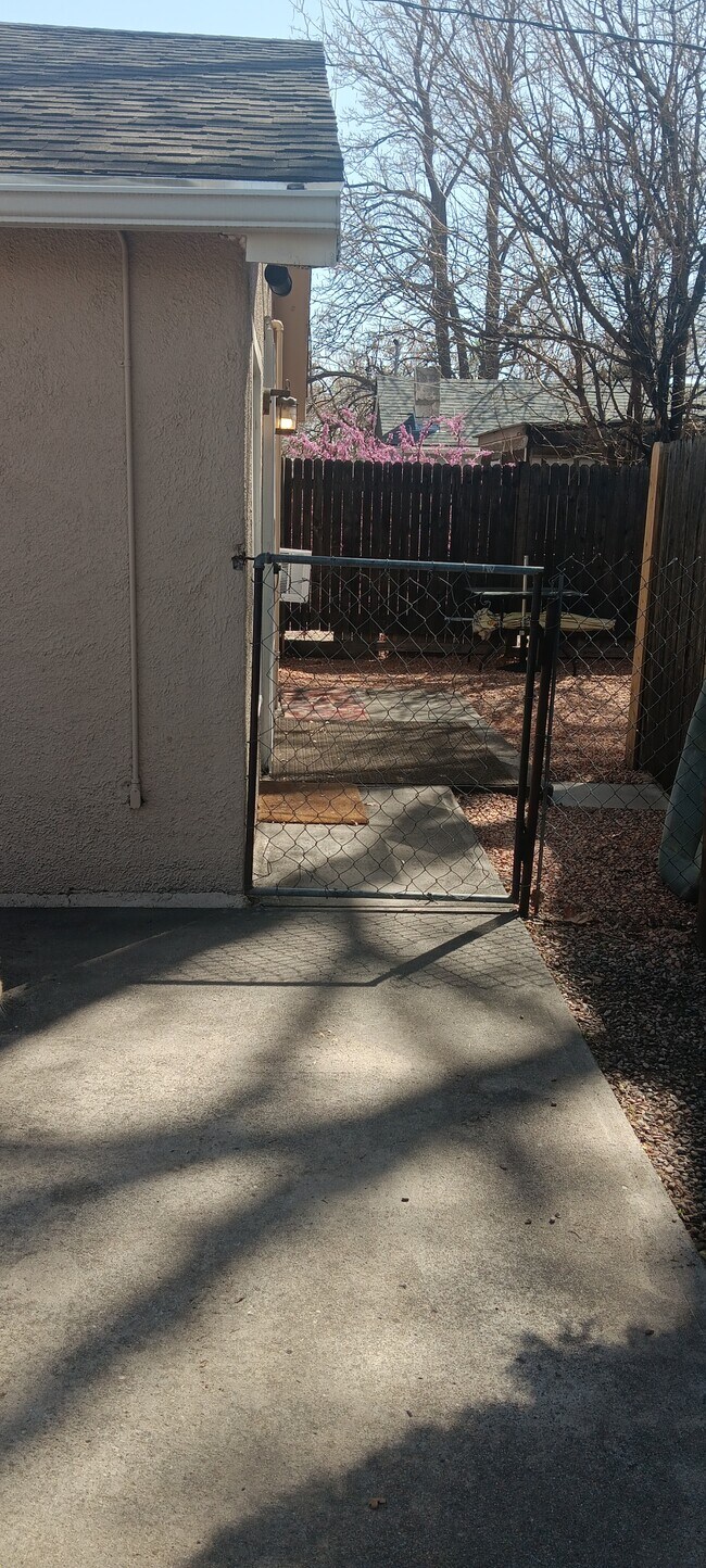 Building Photo - 2-1512 E Routt Ave