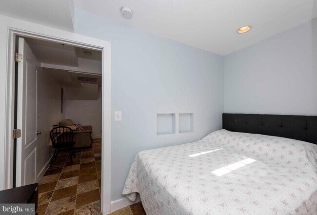 Building Photo - 514 Hobart Pl NW