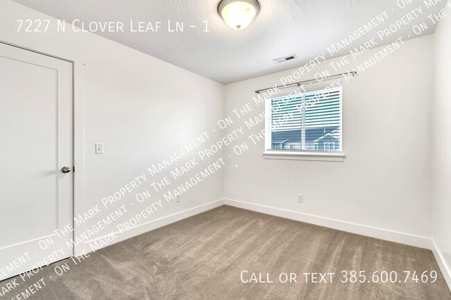 Building Photo - 7227 N Clover Leaf Ln