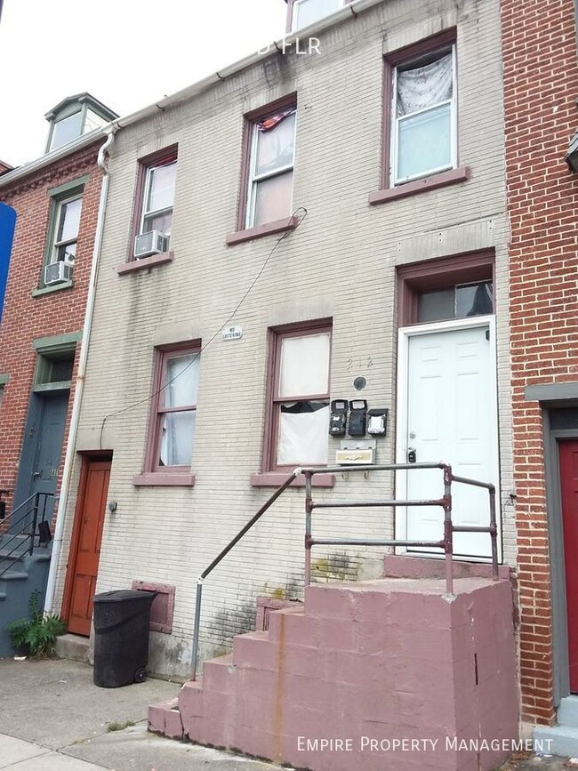 Primary Photo - 3rd Floor: 1 Bedroom/1 Bathroom Apartment ...