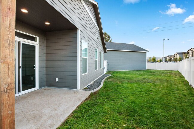 Building Photo - Newer Construction with 28X36 Shop!