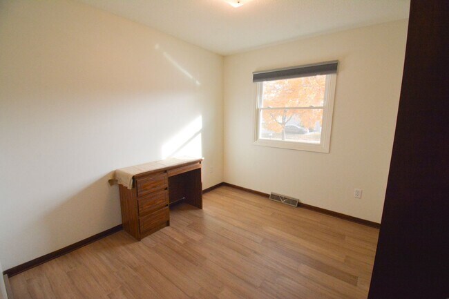 Building Photo - 3-Bedroom Home for Rent Near Broadway North