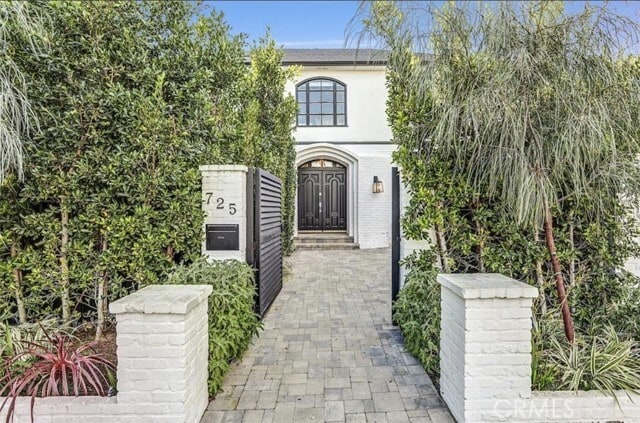 Building Photo - 725 N Doheny Dr