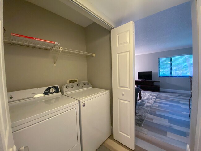 Building Photo - 711 Forest Club Dr