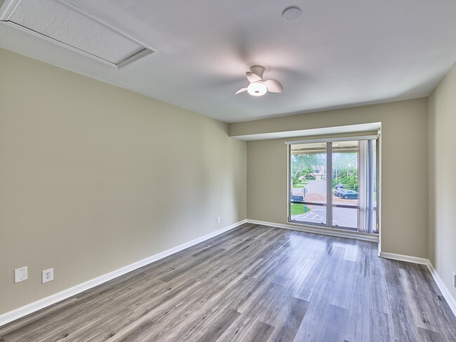 Building Photo - 6040 Glendale Dr