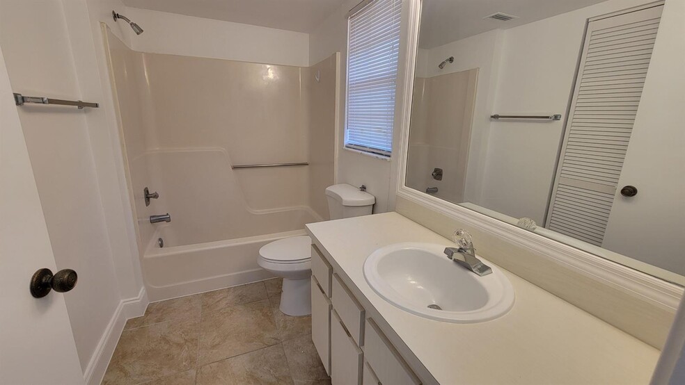 Building Photo - 3674 N University Dr