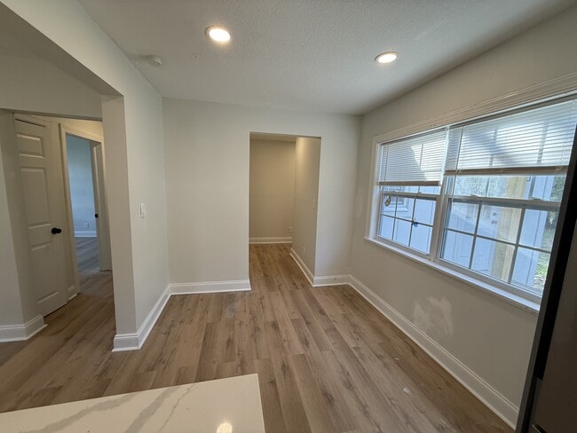 Building Photo - 2204 Redfern Rd