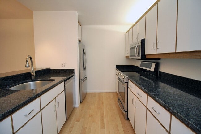 Building Photo - 1710 S Harbor Way