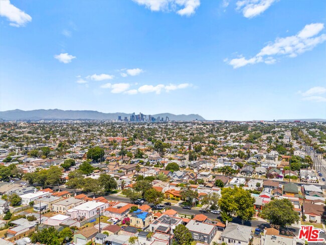 Building Photo - 3871 Roxton Ave