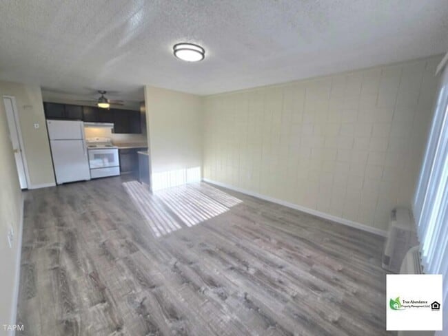 Building Photo - Cozy &amp; Stunning One Bedroom Apartment!