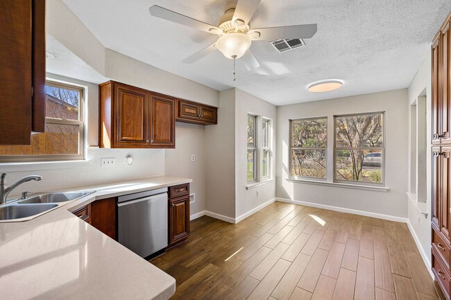 Building Photo - 4910 Pelham Dr