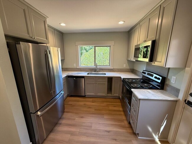 Building Photo - 805 Boxwood Ln SE