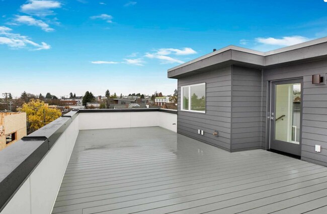 Building Photo - Modern Wallingford/Fremont Home with Rooftop Views & Designer Finishes