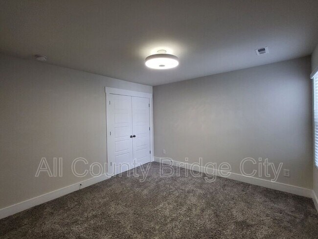 Building Photo - 66 Galley Ln