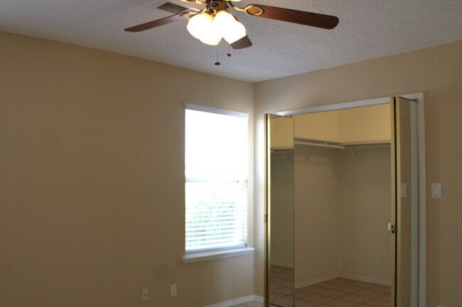 Building Photo - 1337 Lil Ave NE