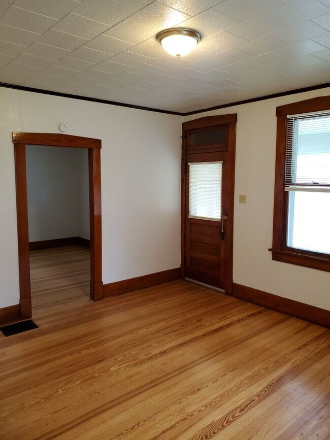 Building Photo - Beautiful 2 Bed 1 Bath Home