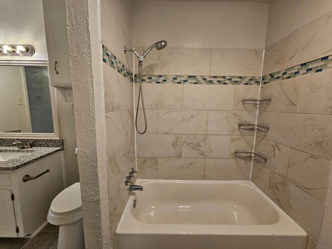 Building Photo - Beautifully Renovated 2-Bedroom Half Duple...