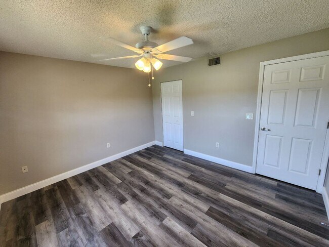 Building Photo - Water Front- 2nd Floor- 1 Bedroom 1 Bath f...