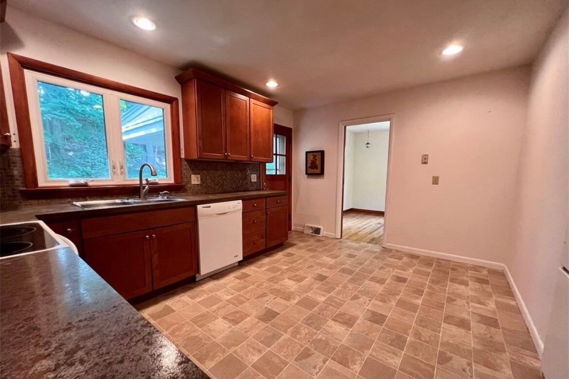 Building Photo - 4 Pinecrest Dr