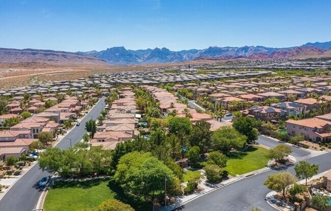 Building Photo - Summerlin Home with downstairs Bed/Bath & Large Patio with Courtyard!