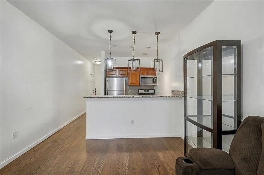 Building Photo - 364 Evergreen Ave