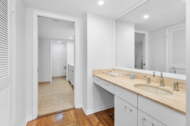 Building Photo - 529 S Flagler Dr
