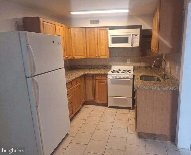 Building Photo - 201-UNIT Chester Ave