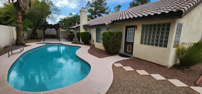 Building Photo - Well Maintained Single Story Pool Home in a great location!