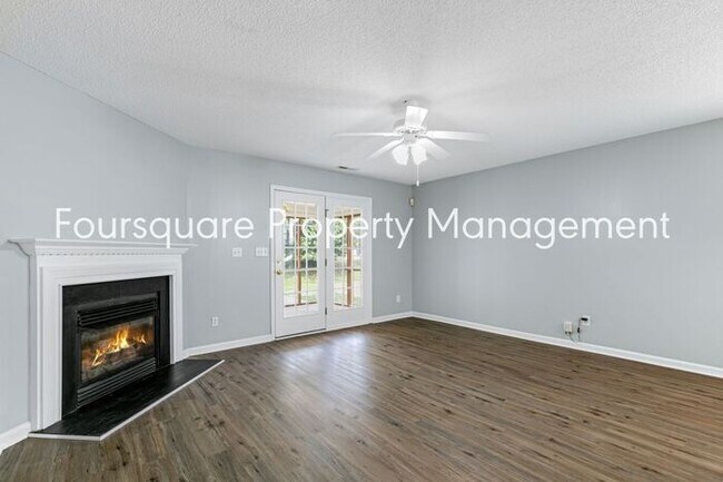 Building Photo - Townhome | Screened Back Porch | Back Pati...