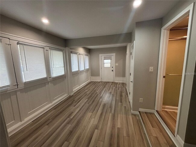 Building Photo - 107 W 6th St