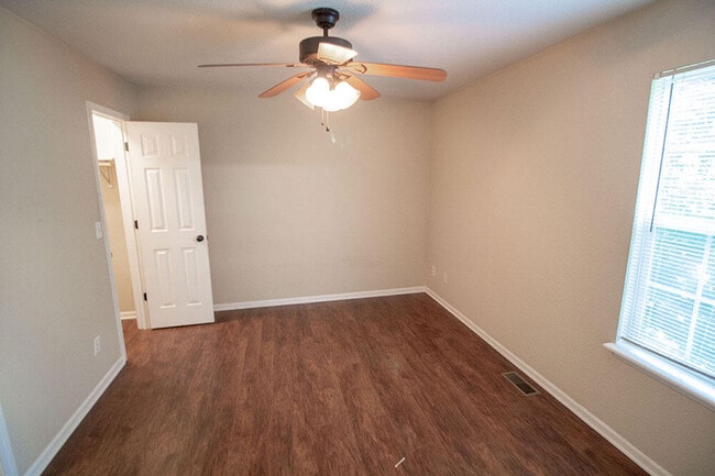 Building Photo - 1329 Valley Creek Ln