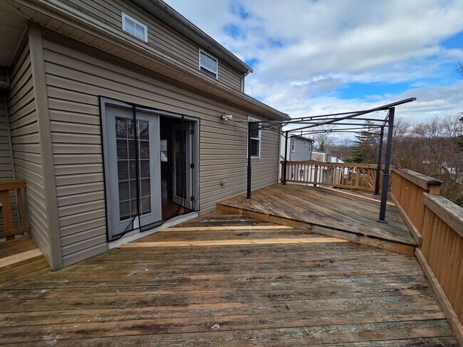 Building Photo - Lovely 3 BR/2.5 BA Single-Family Home in O...