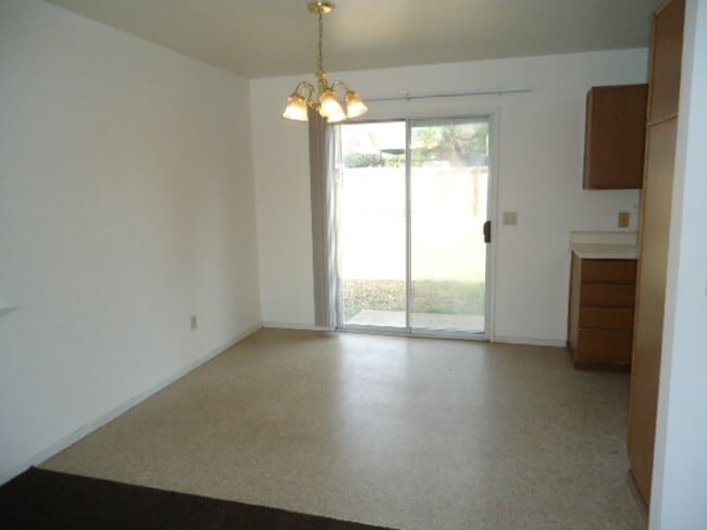 Building Photo - 3 Bedroom 2 Bath Westside Home