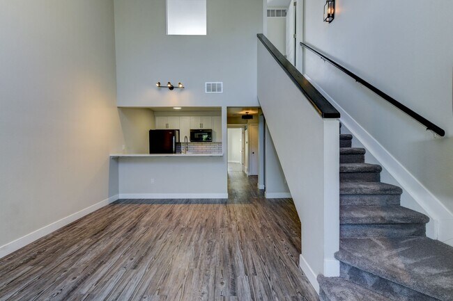 Building Photo - PRICE DROP!!!!! 2 Bedroom Condo in Great Location with Pool and Underground Parking!!