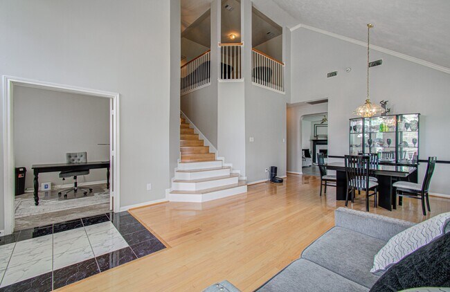 Building Photo - 3043 W Hampton Dr
