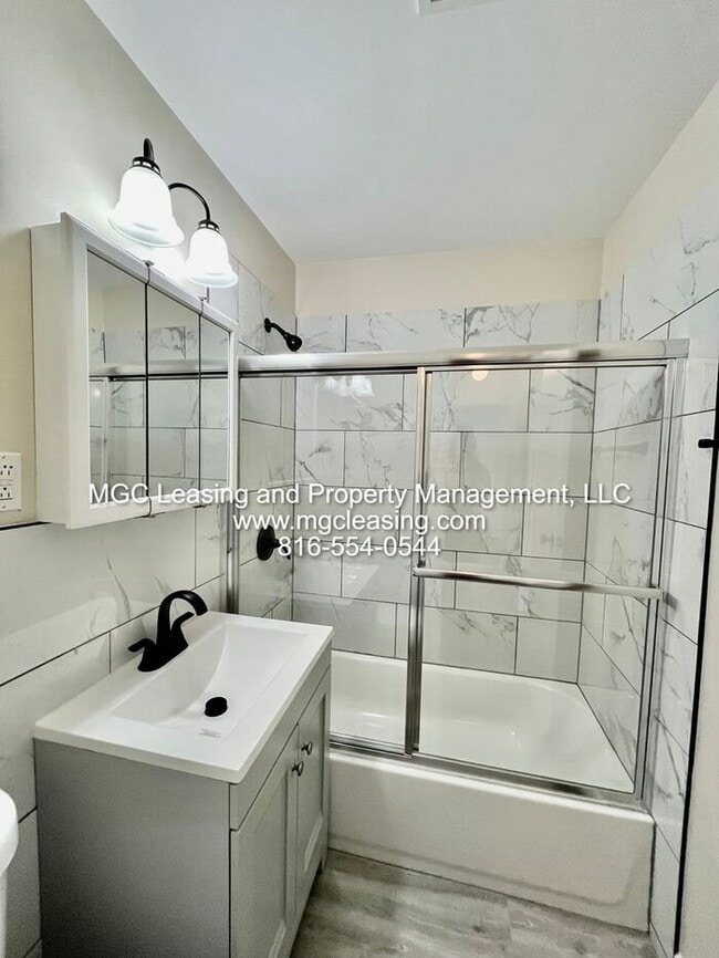 Building Photo - Lee's Summit, MO hidden gem with this ranc...