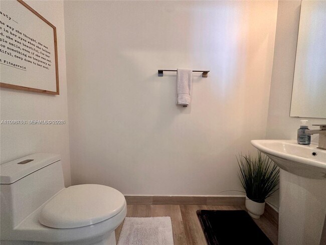 Building Photo - 1300 Brickell Bay Dr