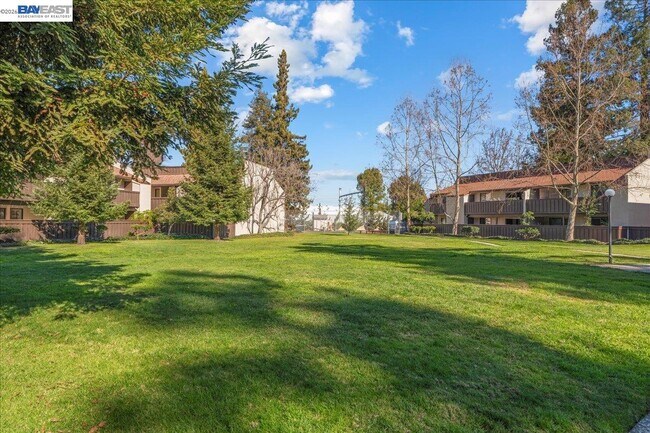 Building Photo - 999 W Evelyn Ave