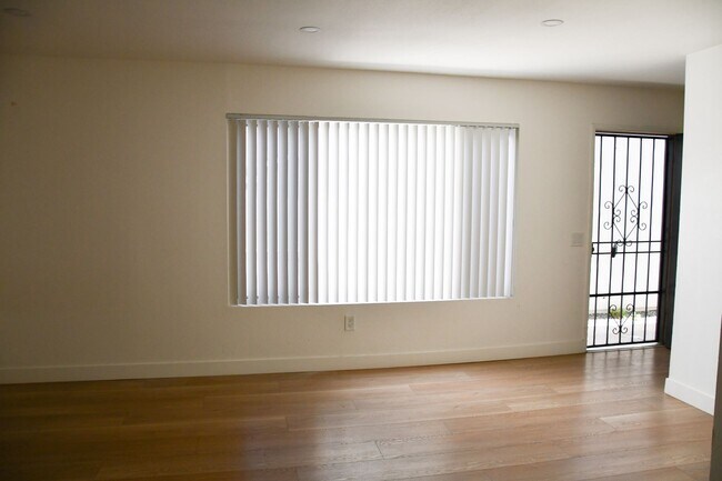 Building Photo - Valencia (994)