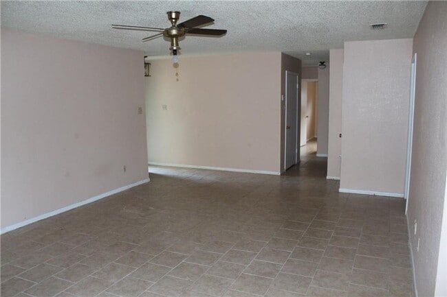 Building Photo - Nice 4 bdrm home in Flour Bluff area