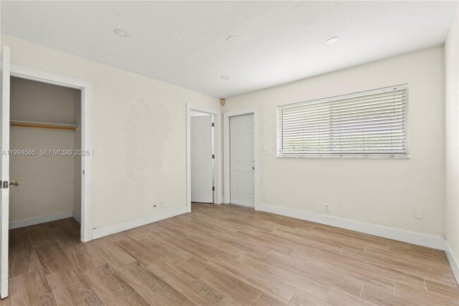 Building Photo - 6121 SW 40th Ct