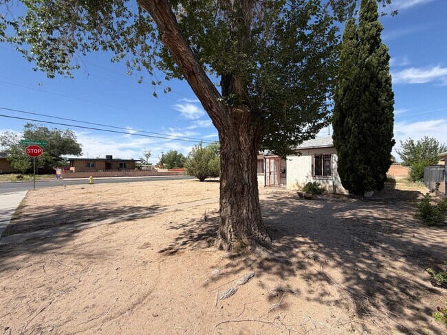 Building Photo - 2 Bedroom Single Story Home Available Near San Mateo Blvd NE & Constitution Ave NE!